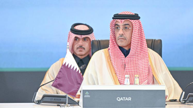 سعادة الدكتور علي بن صميخ المري وزير العمل