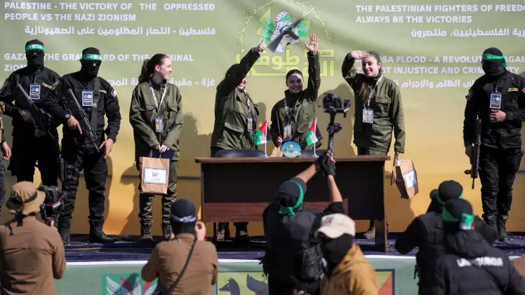 جانب من تسليم الأسرى