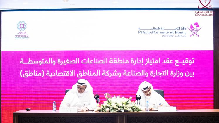 جانب من توقيع العقد