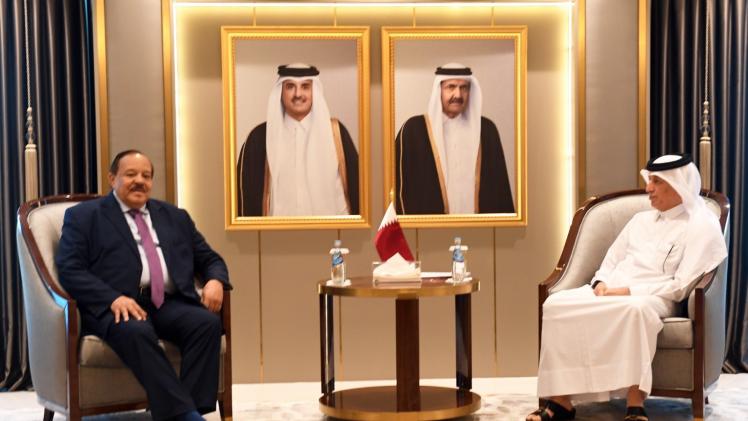 سعادة السيد سلطان بن سعد المريخي أثناء تسلم الرسالة