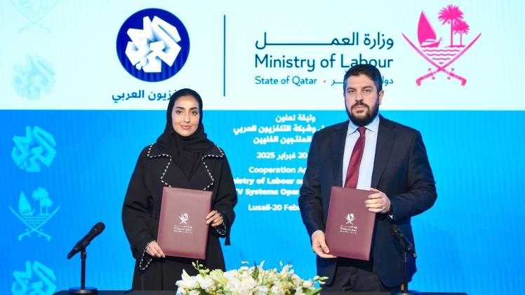 جانب من توقيع الوثيقة