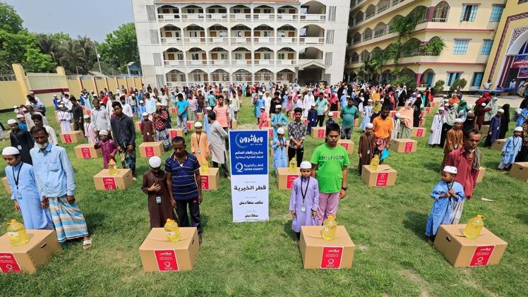 جانب من تقديم المساعدات