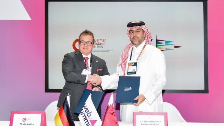 جانب من توقيع الاتفاقية