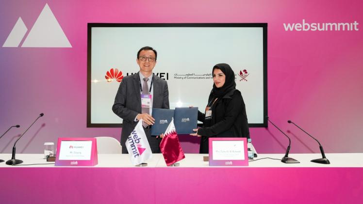 جانب من توقيع المبادرة