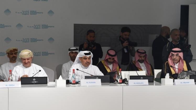 جانب من مشاركة سعادة وزير المالية في الجلسة النقاشية