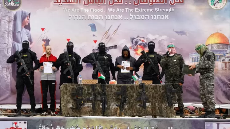 جانب من تسليم الأسرى