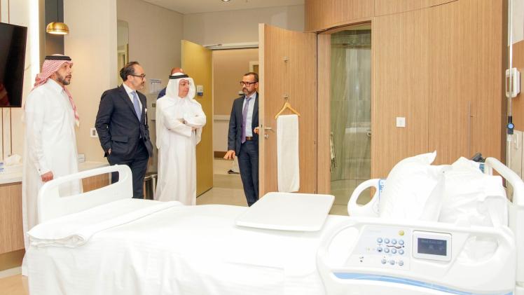 جانب من زيارة وزير الصحة