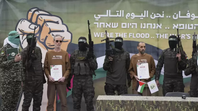 جانب من تسليم الأسرى