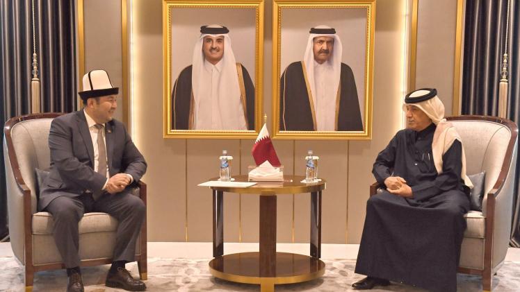 سعادة السيد سلطان بن سعد المريخي يتسلم الرسالة