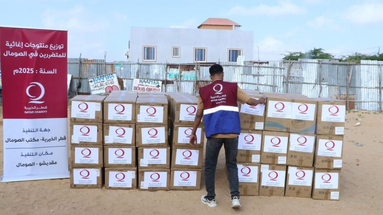 جانب من تقديم المساعدات