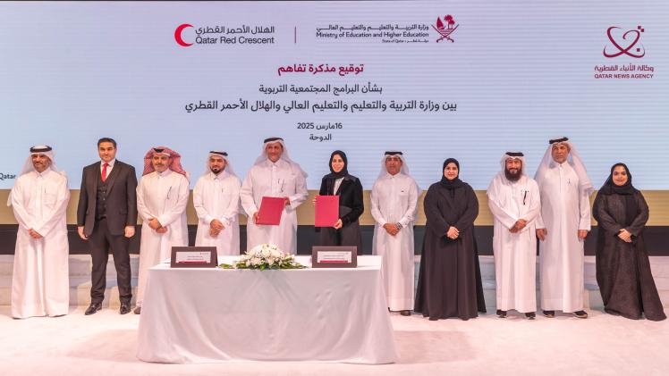 صورة جماعية على هامش التوقيع