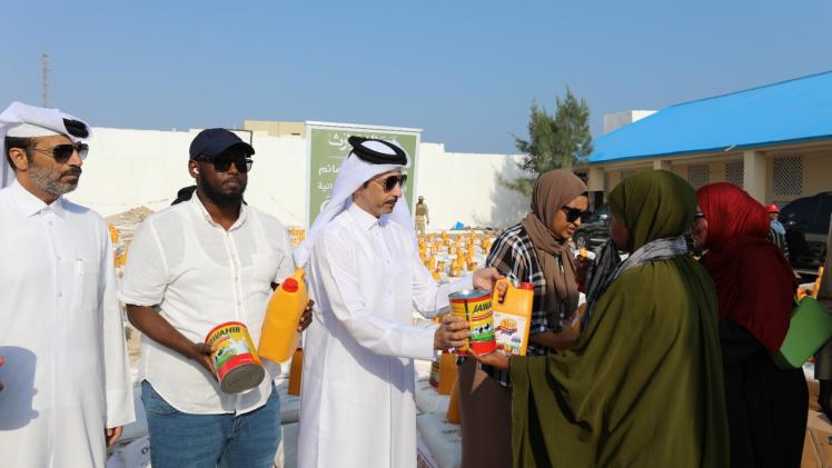 جانب من توزيع المساعدات