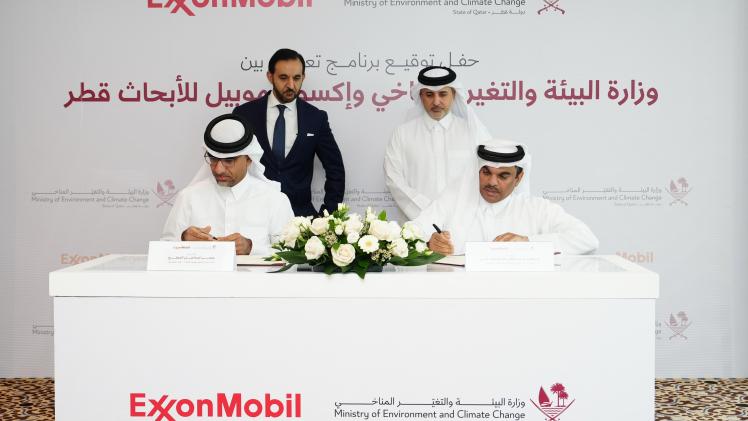 جانب من توقيع الاتفاقية