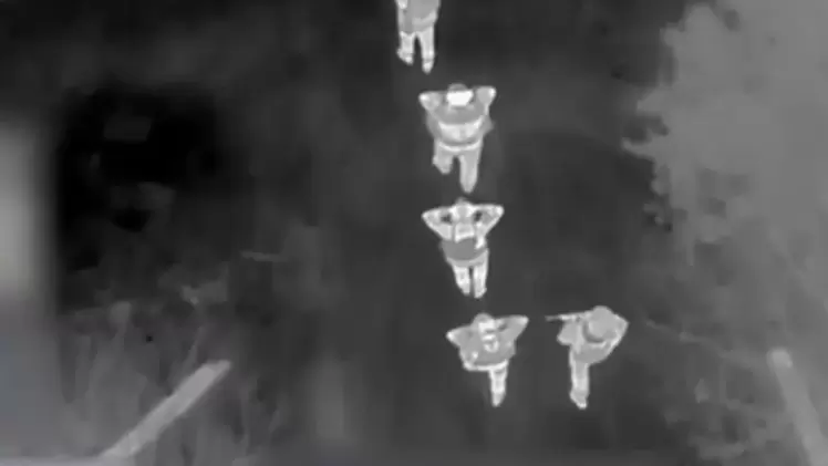 لقطة جوية ترصد لحظة استسلام الجنود