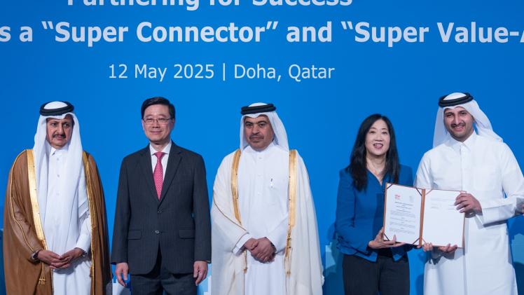 جانب من توقيع الاتفاقية