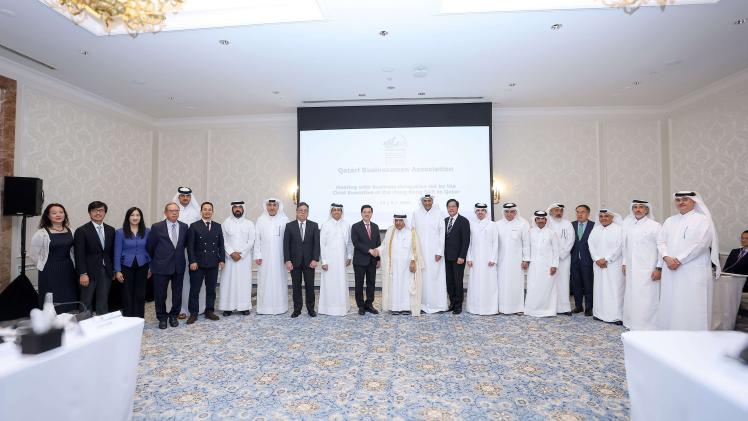 جانب من توقيع الاتفاقيات