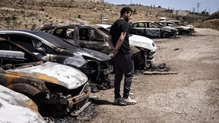 جانب من بعض السيارات المحترقة