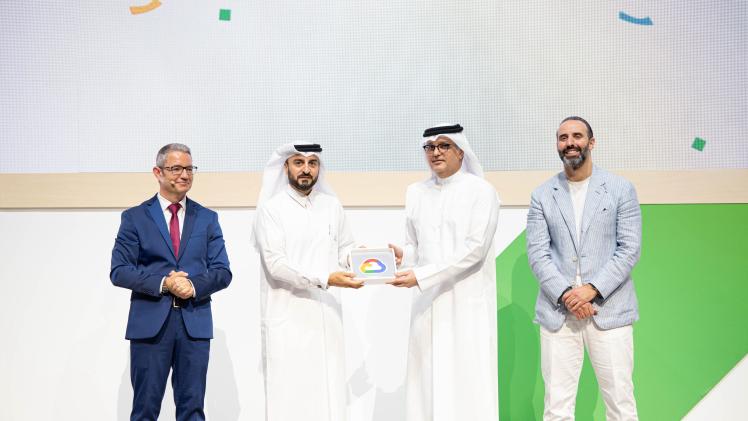 جانب من استلام الجائزة