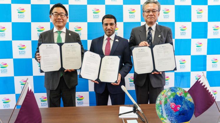 جانب من التوقيع