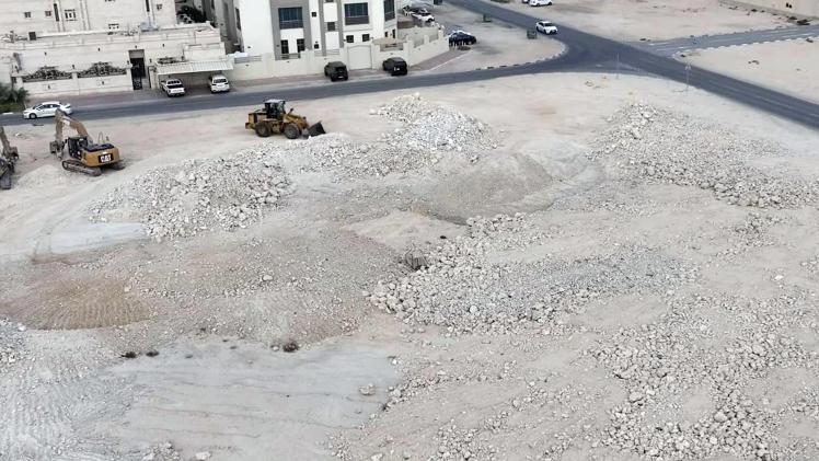 جانب من إزالة مخلفات البناء