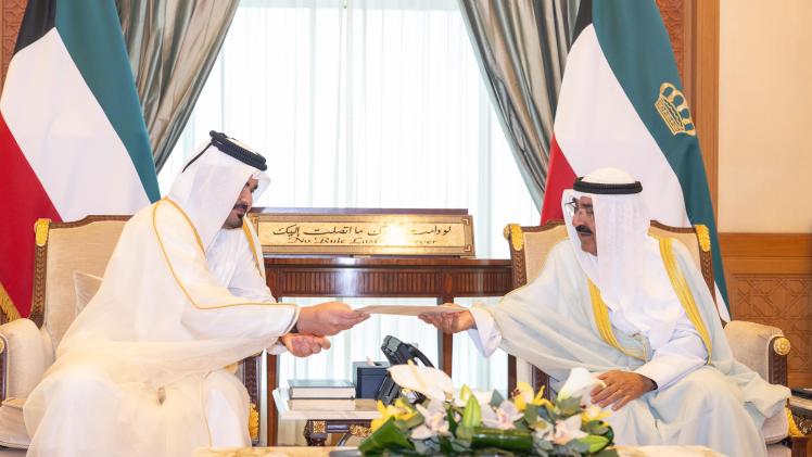 سعادة الشيخ جوعان بن حمد آل ثاني يقوم بتسليم الرسالة