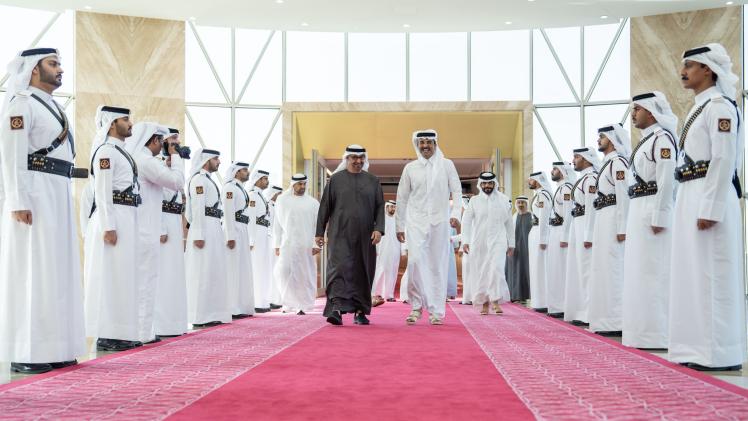 سمو الأمير يتقدم مستقبلي رئيس الإمارات