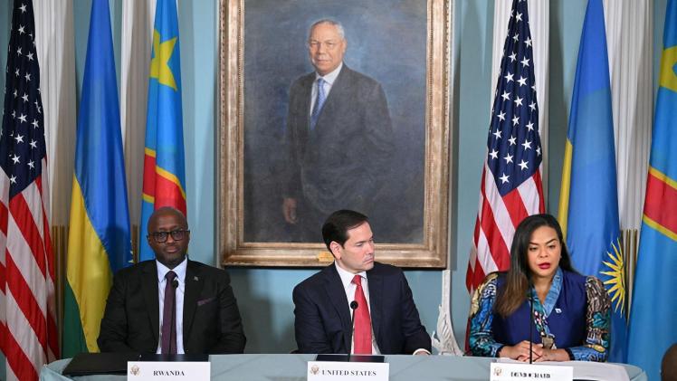 جانب من توقيع الاتفاق