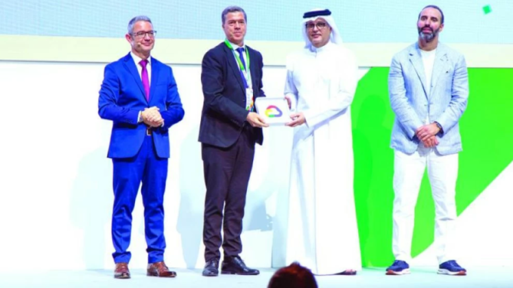 جانب من استلام الجائزة