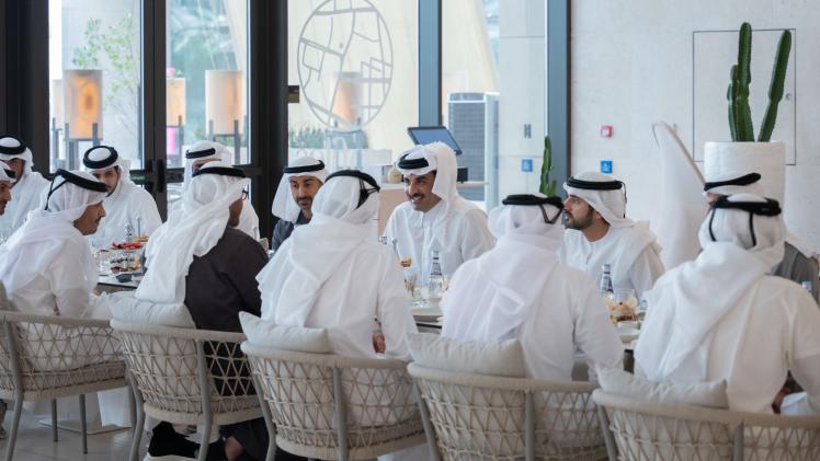 سمو الأمير ورئيس دولة الإمارات خلال الاجتماع