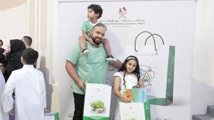 جانب من توزيع الهدايا