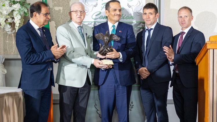 رئيس الوزراء أثناء  تسلمه جائزة تيبيراري الدولية للسلام