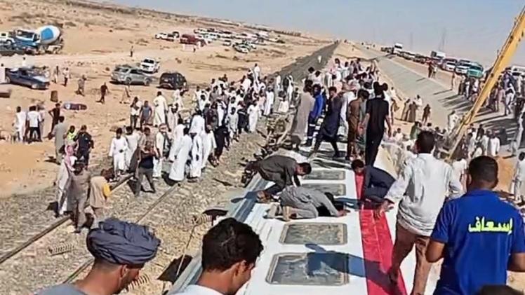 الأهالي ومحاولات انقاذ العالقين بالقطار المقلوب