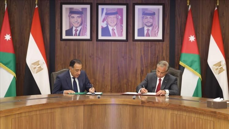 جانب من توقيع الاتفاقيات