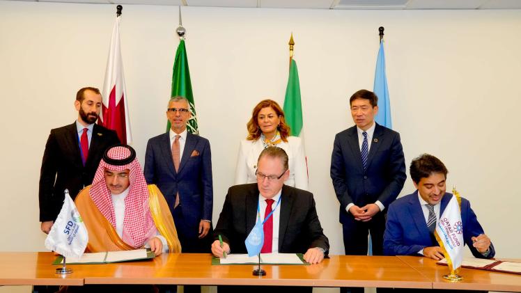 جانب من توقيع الاتفاقية