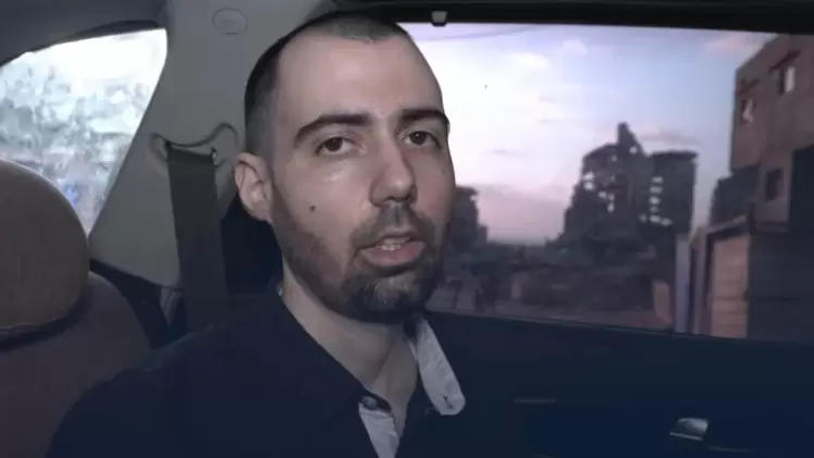 الأسير غاي دلال خلال جولة بالسيارة في مدينة غزة