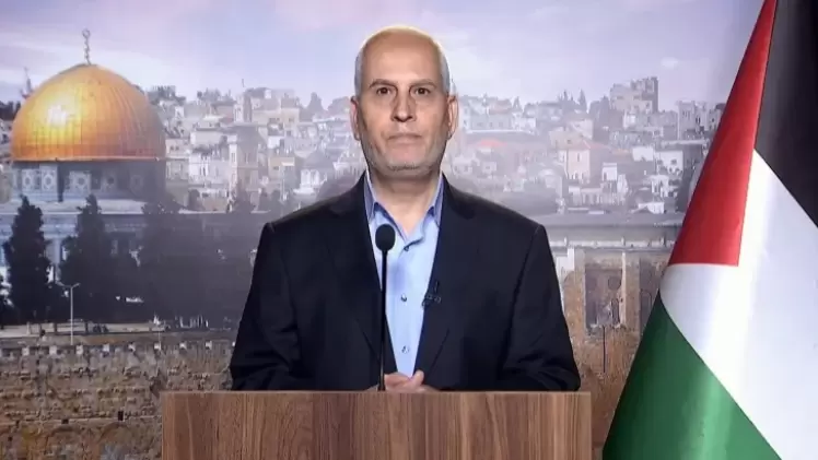 فوزي برهوم القيادي في حركة حماس خلال إلقاء البيان
