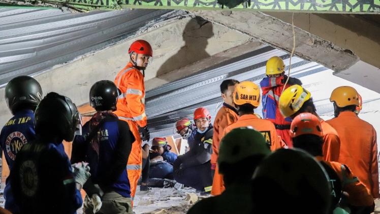 جانب من عمليات البحث والإنقاذ