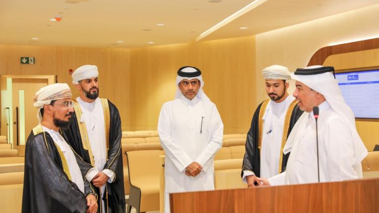 جانب من زيارة الوفد القضائي العماني لمقر المحكمة