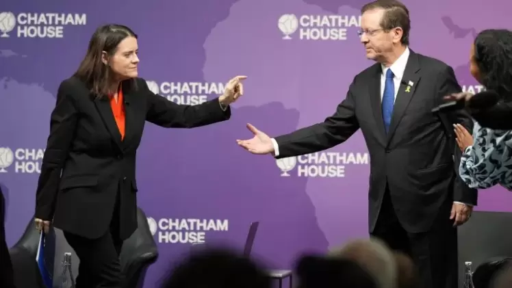 هرتسوغ خلال الجلسة النقاشية