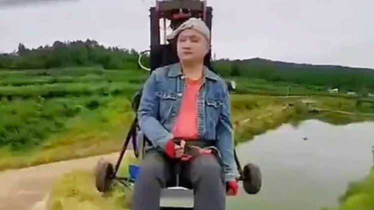 المؤثر الصيني محلقا بطائرته قبل دقائق من الحادث