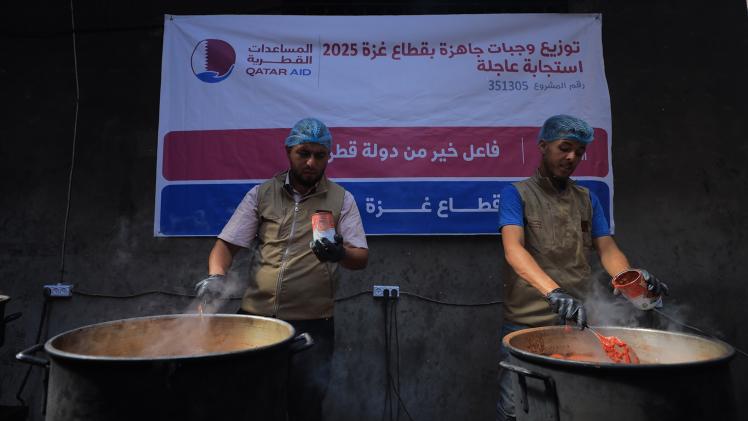 جانب من تقديم المساعدات