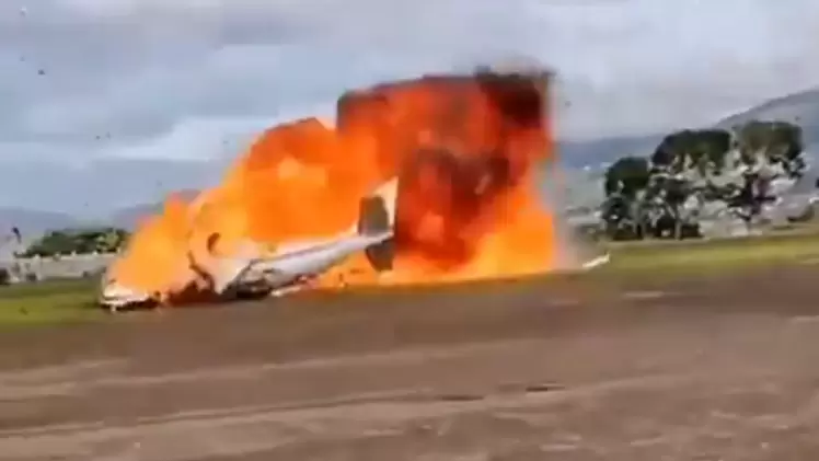 الطائرة المنكوبة لحظة تحطمها واشتعال النيران فيها