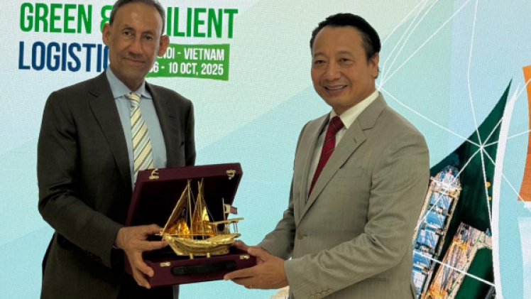 جانب من استلام الجائزة