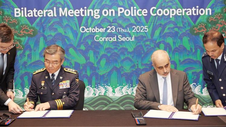 جانب من التوقيع