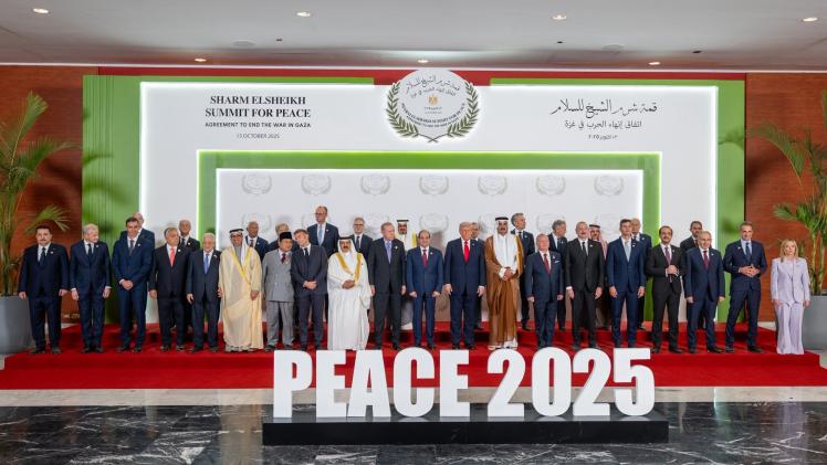 سمو الأمير خلال مشاركته في قمة شرم الشيخ للسلام