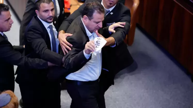 طرد النائب عودة من قاعة الكنيست