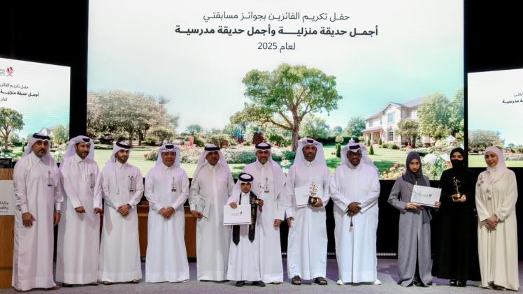 جانب من تسليم الجوائز