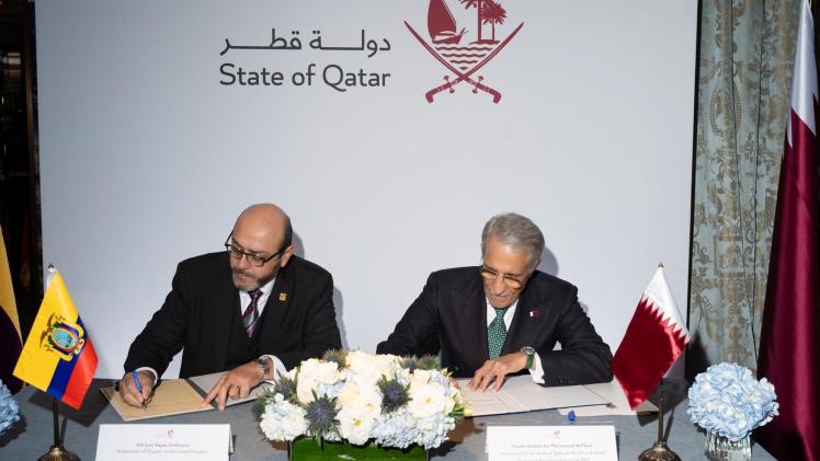 جانب من التوقيع