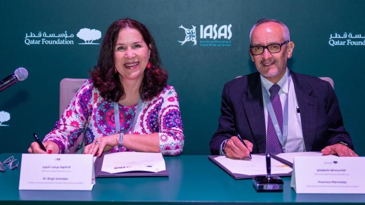 جانب من توقيع الاتفاقية