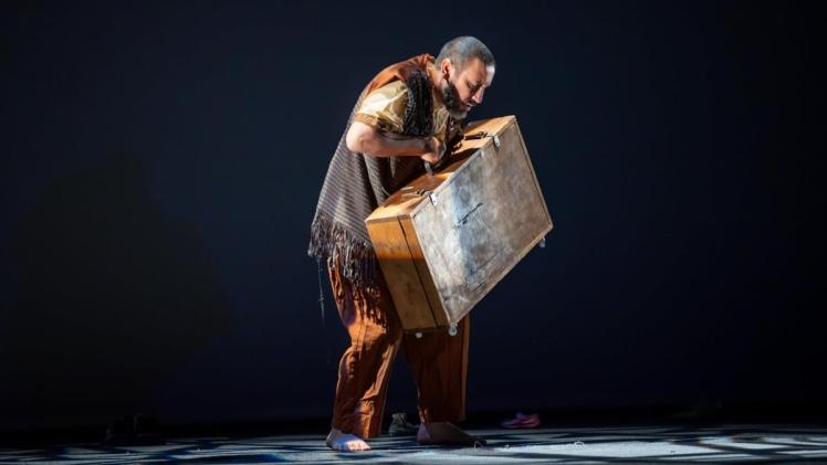 مشهد من مسرحية ماسح الأحذية